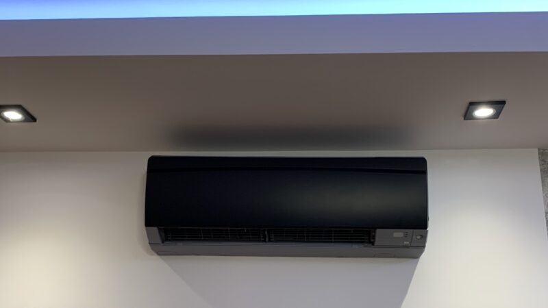 odnowiony czarny klimatyzator