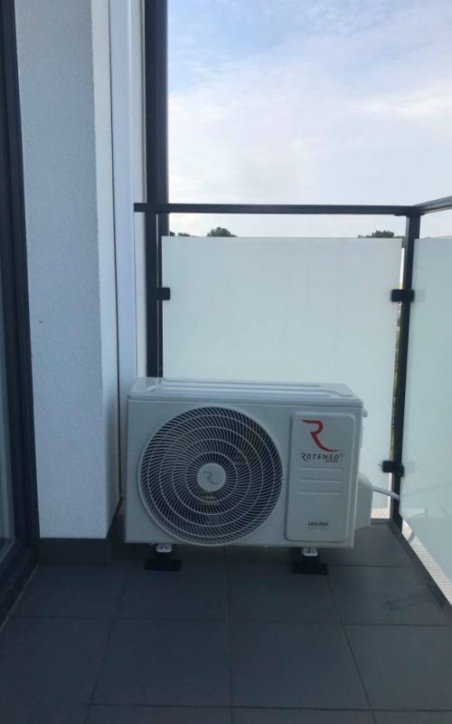 klimatyzator zewnętrzny na balkonie
