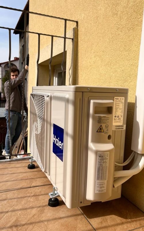 klimatyzator zewnętrzny na balkonie