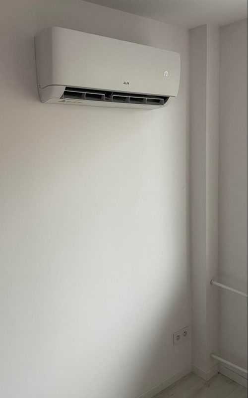 klimatyzator na białej ścianie